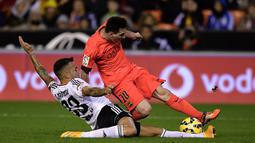 Nicolas Otamendi menekel bintang Barcelona, Lionel Messi pada laga La Liga di Stadion Mestalla, Spanyol, Minggu (30/11/2014). Bek asal Argentina itu dikontrak City selama lima tahun. (AFP Photo/Jose Jordan)