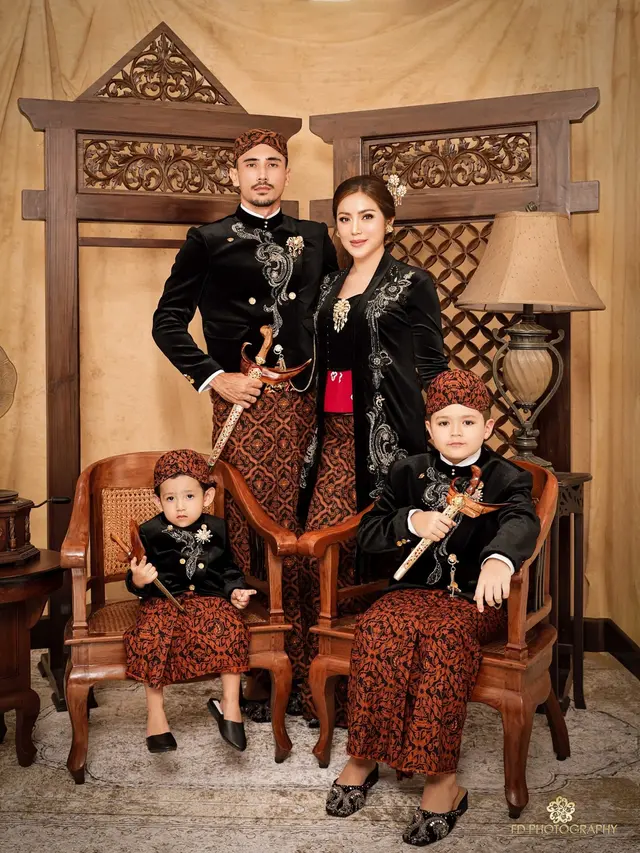 Pemotretan Keluarga Jessica Iskandar dan Vincent Verhaag berbusana Jawa Ini Tampil Menawan