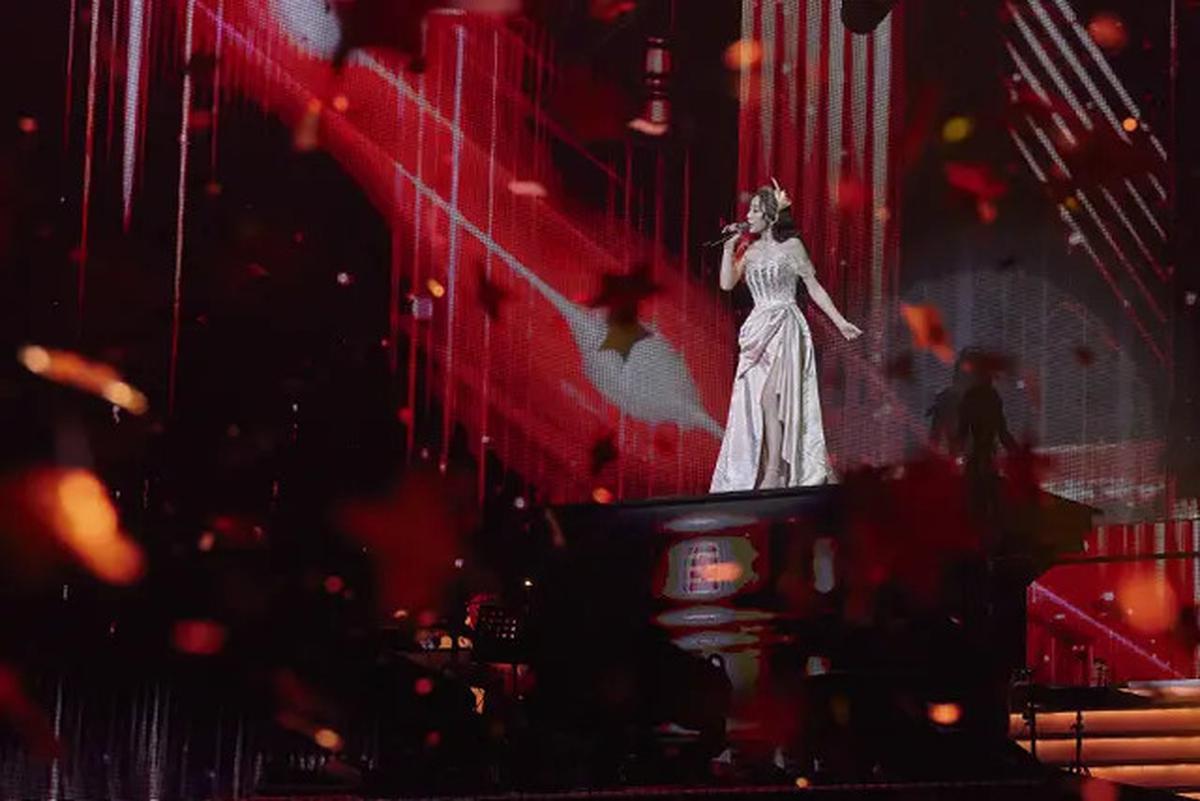 6 Potret Kostum Panggung Taeyeon di Konser The Tense di Jakarta, Menawan dalam Beragam Konsep
