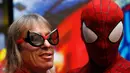 Alain Robert dijuluki Manusia Laba-laba asal Perancis ketika akan memanjat gedung di Macau, Rabu (23/4/2014) (Reuters/Bobby Yip).