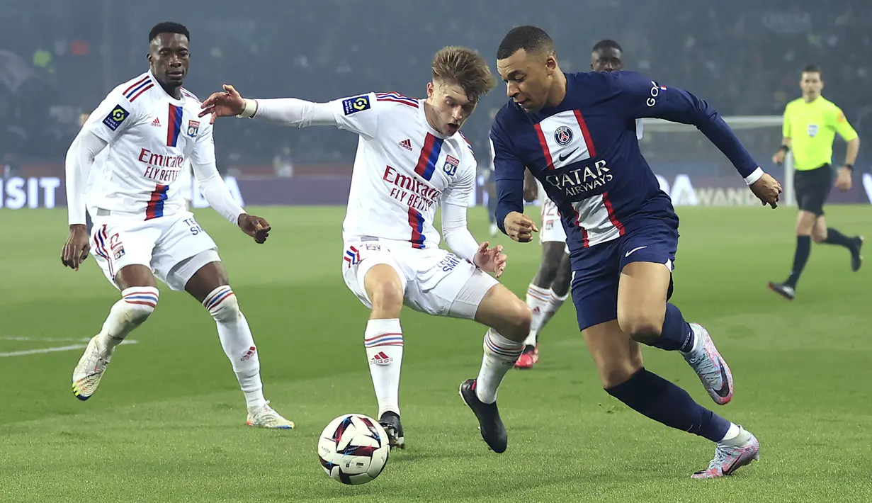 Pemain Paris Saint-Germain, Kylian Mbappe (kanan) berusaha melewati pemain Lyon, Johann Lepenant pada laga pekan ke-29 Liga Prancis 2022/2023 di Parc de Pricess, Paris, Senin (3/4/2023) WIB. PSG kalah dengan skor 0-1 dari Lyon. (AP Photo/Aurelien Morissard)