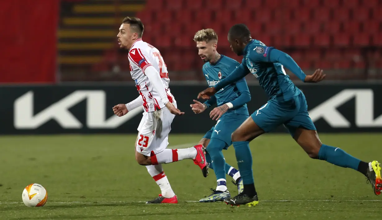 Bek Red Star Belgrade, Milan Rodic membawa bola dari kejaran dua pemain AC Milan Samu Castillejo dan Pierre Kalulu pada pertandingan leg pertama babak 32 besar Liga Europa di Rajko Mitic Stadium, Serbia, Jumat (19/2/2021). AC Milan bermain imbang atas Red Star 2-2. (AP Photo/Darko Vojinovic)