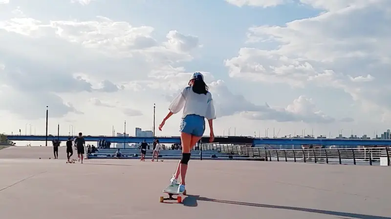 Gadis Korea Selatan mahir bermain longboard