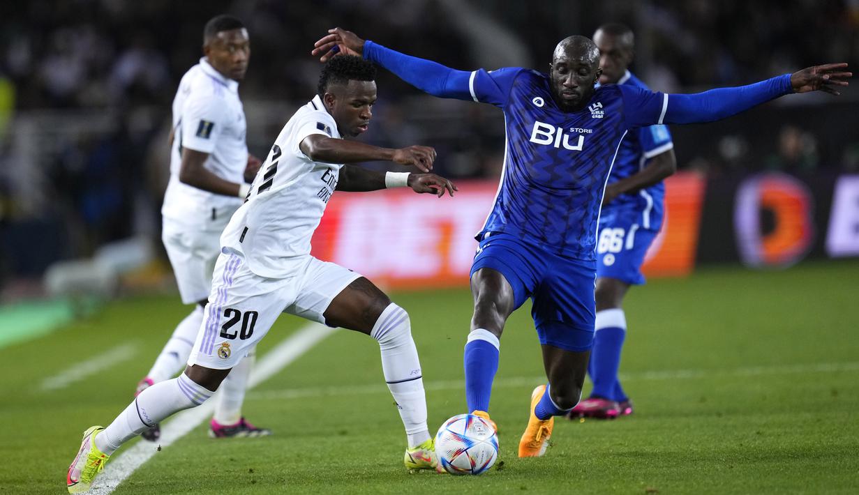 Pemain Real Madrid, Vinicius Jr, berebut bola dengan pemain Al Hilal, Moussa Marega, pada laga final Piala Dunia Antarklub 2023 di Stadion Prince Moulay Abdellah, Rabat, Maroko, Sabtu (11/2/2023). Raksasa Spanyol ini memegang rekor sebagai klub dengan gelar terbanyak untuk ajang ini. (AP Photo/Manu Fernandez)