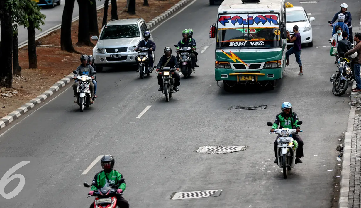 Sejumlah ojek aplikasi melintas diantara angkutan umum bus di kawasan Sudirman, Jakarta, Kamis (8/10/2015). Ketua DPD Organda DKI mencatat adanya penurunan penumpang angkutan umum Hingga 40 Persen. Liputan6.com/Faizal Fanani)