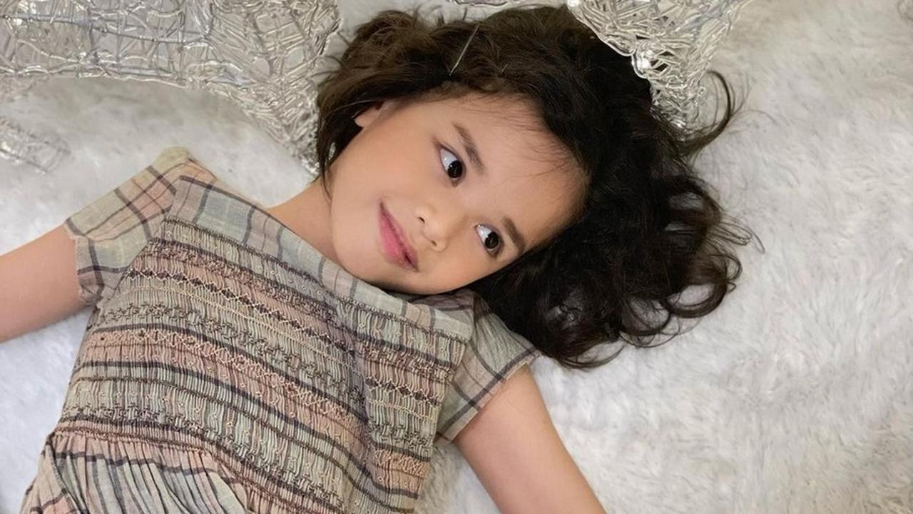 Cantik & Sudah Jago Berpose Mirip Sang Mama, Potret Clover Anak Renata Kusmanto & Fachri Albar yang Jarang Tersorot