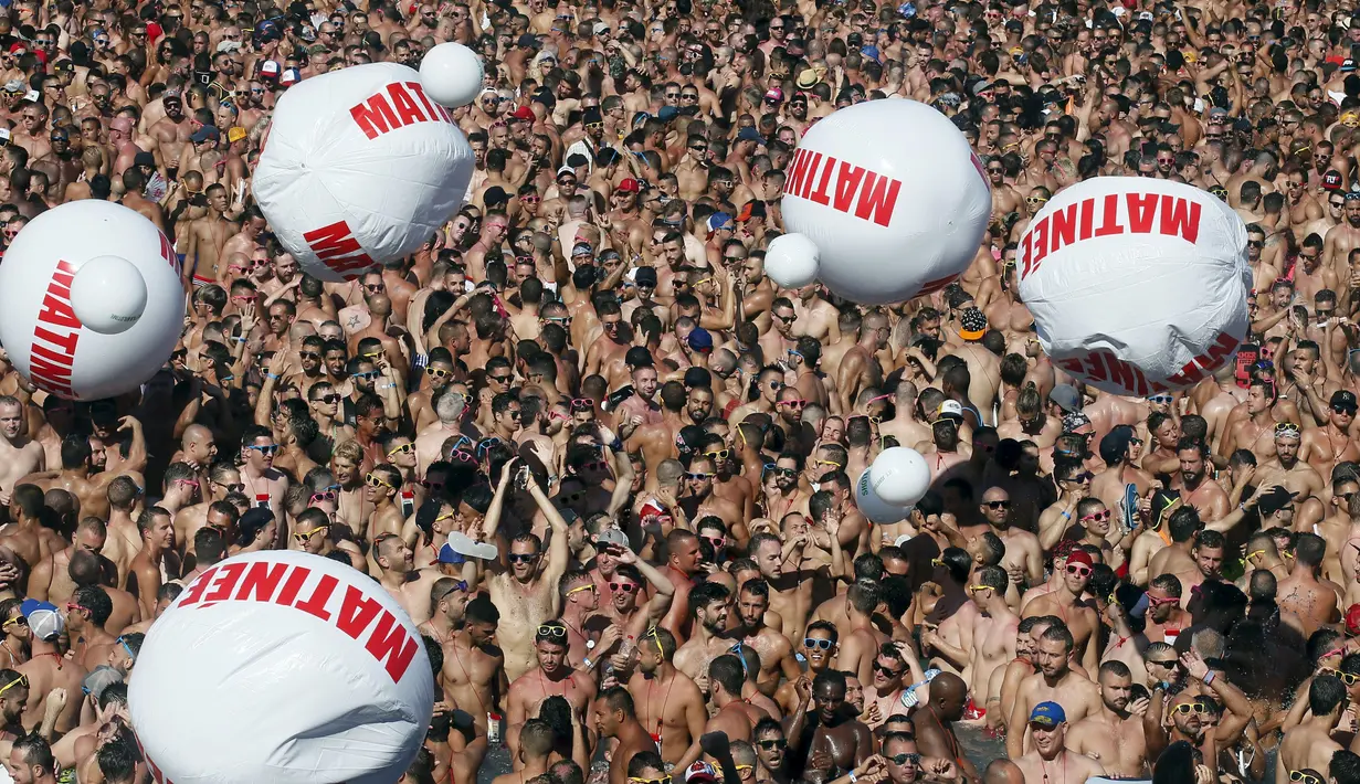 Ribuan kaum Gay dan Lesbian menikmati musik dan menari di Festival Circuit Vilassar de Dalt, Barcelona, Spanyol, Senin (11/8/2015). Acara ini merupakan hiburan terbesar di Eropa untuk kaum homoseksual, biseksual dan transeksual. (REUTERS/Albert Gea)