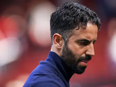 Pelatih Manchester United, Ruben Amorim tertunduk lesu setelah timnya kalah dari West Ham United dalam laga lanjutan Liga Inggris 2024/2025 di Old Trafford, Manchester, Inggris, Minggu (11/05/2025) waktu setempat. (AP Photo/Ian Hodgson)
