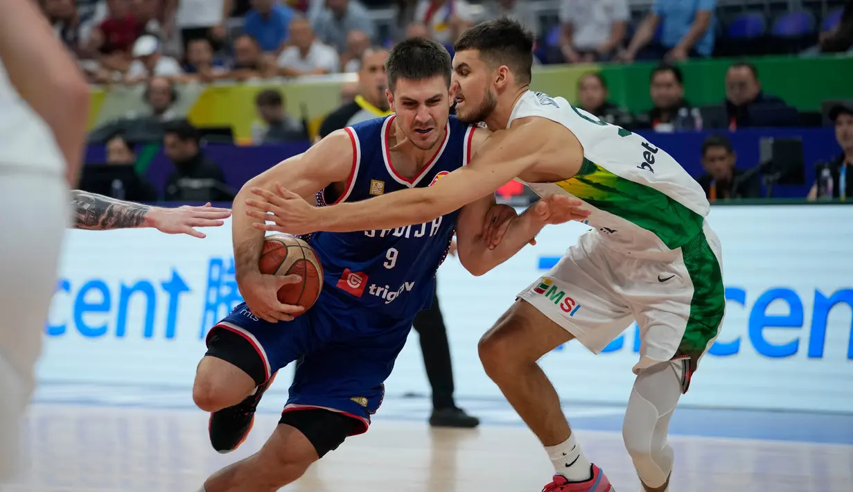 Laga kedua timnas berlangsung ketat. Tampak pemain timnas basket Serbia Vanja Marinkovic (kiri) berebut bola dengan pebasket Lithuania Deividas Sirvydis saat pertandingan perempat final Piala Dunia Bola Basket antara Lithuania dan Serbia di Mall of Asia Arena di Manila, Filipina, Selasa, 5 September 2023. (AP Photo/Aaron Favila)