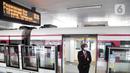 Petugas berjaga di Stasiun LRT Velodrome, Jakarta, Kamis (4/11/2021). Angkutan umum Light Rail Transit (LRT) Jakarta rute Velodrome - Gading menggunakan sistem integrasi antarmoda, tetapi masih sepi peminat. (Liputan6.com/Herman Zakharia)