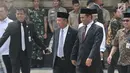 Menteri Pertanian Amran Sulaiman dan Menristekdikti,  Mohamad Nasir menghadiri pemakaman almarhum Presiden ke-3 Republik Indonesia BJ Habibie di Taman Makam Pahlawan Nasional Utama (TMP) Kalibata, Jakarta, Kamis (12/9/2019). (merdeka.com/Iqbal Nugroho)