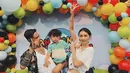 Ulang tahun Juan dirayakan dengan dekorasi balon-balon warna-warni. Bocah laki-laki tersebut tentunya tampak ditemani oleh papa dan mamanya yakni Onadio Leonardo dan Beby. (instagram.com/bebyleonardo)