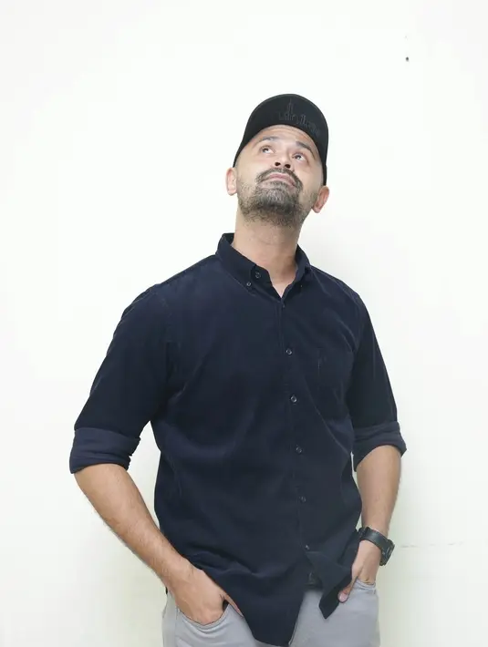 Saat pemilik nama asli Mike Muliadro itu dipanggil naik ke atas panggung. Banyak ibu-ibu penggemar serial tersebut mencibirnya. Terkesan menolak kehadiran aktor 29 tahun itu. (Bambang E. Ros/Bintang.com)