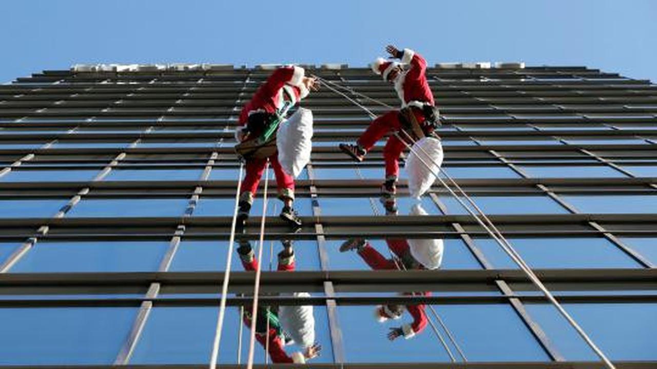 Santa Claus jadi petugas pembersih kaca gedung