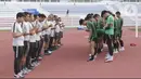 Para pemain Timnas Indonesia U-22 bersama pelatih dan official doa bersama saat latihan di Stadion Rizal Memorial, Manila, Senin (25/11/2019). Latihan ini persiapan jelang laga SEA Games 2019 melawan Thailand. (Bola.com/M Iqbal Ichsan)
