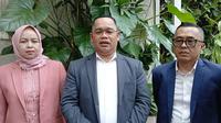 Kuasa hukum Ridwan Kamil, Muslim Jaya Butarbutar (tengah).