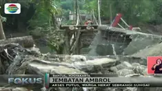 Banjir di Kabupaten Bantul menyebabkan jembatan penghubung di Desa Bintaran Wetan, Bantul, Yogyakarta putus hingga mengisolir 21 warga.