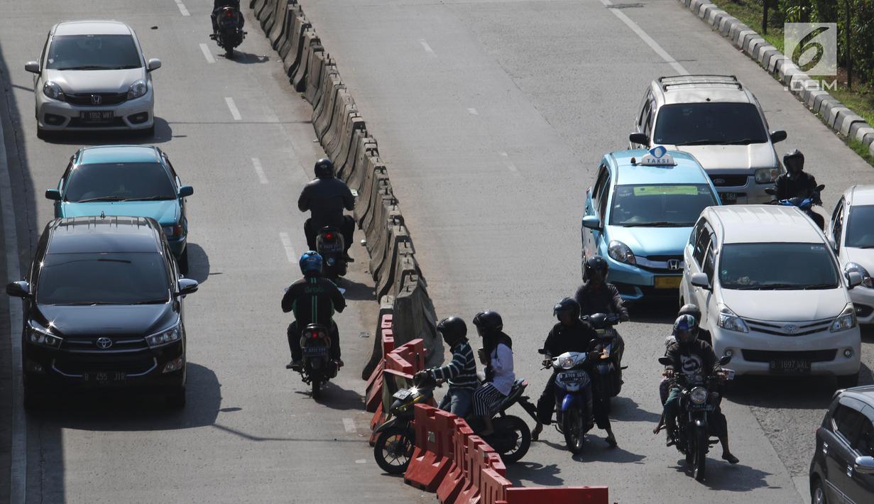 Pemandangan saat sejumlah kendaraan melawan arah di kawasan Petukangan, Jakarta, Senin (18/6). Banyak pengendara mengabaikan keselamatan berlalu lintas di momen libur Lebaran dengan melawan arah hingga tidak mengenakan helm. (Liputan6.com/Angga Yuniar)