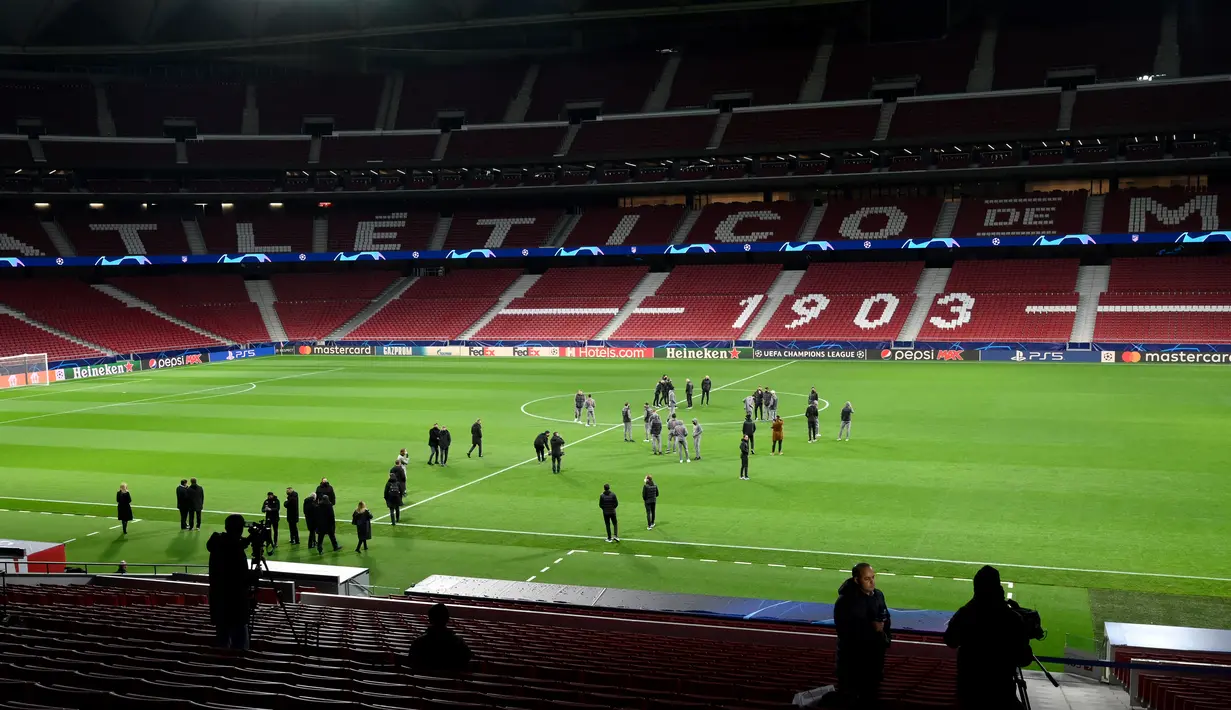 Para pemain AC Milan berjalan di lapangan di Stadion Wanda Metropolitano di Madrid, Spanyol (23/11/2021). AC Milan akan bertanding melawan Atletico Madrid pada Grup B Liga Champions. (AFP/Oscar Del Pozo)