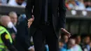 Pelatih Atletico Madrid, Diego Simeone berteriak menginstruksikan pemainnya saat bertanding melawan Valencia pada pertandingan lanjutan La Liga Spanyol di stadion Mestalla di Valencia (8/11/2021). Valencia bermain imbang atas Atletico Madrid 3-3. (AFP/Jose Jordan)