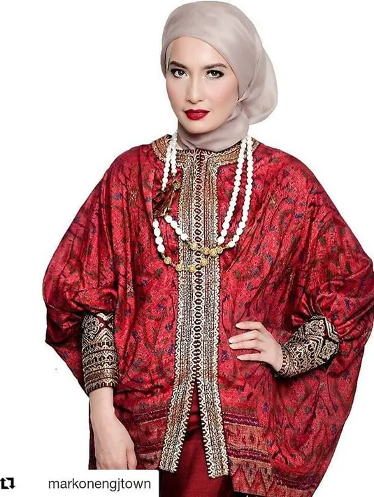 Selain tampilannya sehari-hari yang simple dan elegan, Arzeti Bilbina juga kerap tampil glamor dengan hijabnya. Seperti yang terlihat di foto ini, warna merah merona pada busana Arzeti sangat menarik pastinya. (Instagram/arzetibi)