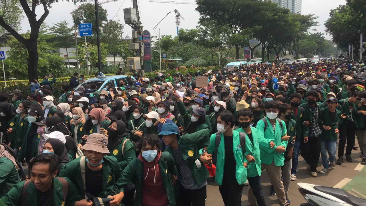 Mahasiswa di depan Kantor TVRI mulai bergerak menuju Gedung DPR, Senin (11/4/2022) (Liputan6.com / Muhammad Radityo Priyasmoro)