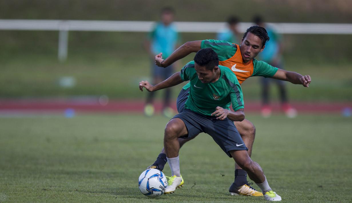 Pemain Timnas Indonesia U-22. Evan Dimas, menggocek Ezra Walian saat latihan di Stadion UKM, Selangor, Senin (14/8/2017). Ini merupakan latihan terakhir jelang laga SEA Games melawan Thailand. (Bola.com/Vitalis Yogi Trisna)
