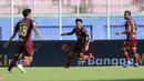 Gelandang PSM Makassar, Saldy (tengah) melakukan selebrasi usai mencetak gol pertama timnya ke gawang Borneo FC dalam laga matchday ke-3 Grup B Piala Menpora 2021 di Stadion Kanjuruhan, Malang, Rabu (31/3/2021). (Bola.com/M Iqbal Ichsan)