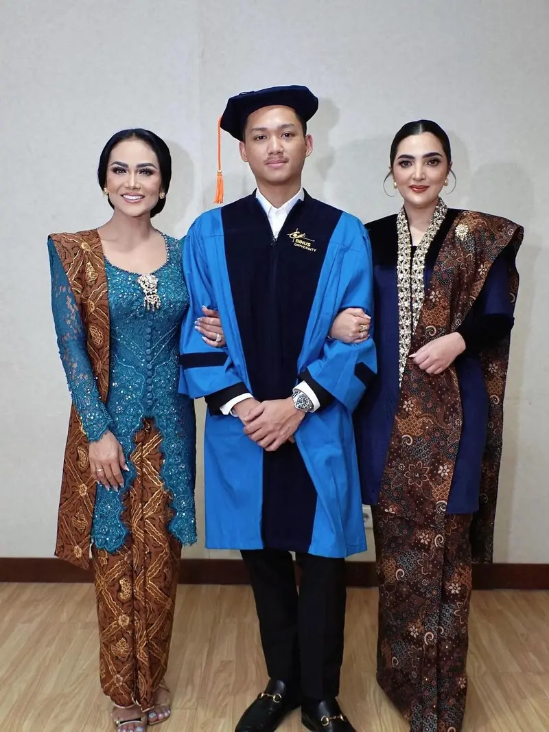 Gaya Kompak Ashanty dan Krisdayanti yang Sama-Sama Terlihat Ningrat Kenakan Kebaya Jawa di Wisuda Azriel Hermansyah