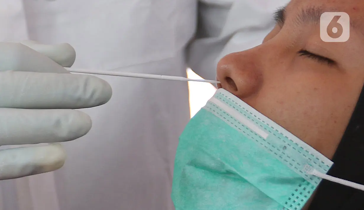 Warga yang hendak berlibur melakukan rapid test antigen yang disediakan oleh Dinas Kesehatan dan Petugas Gabungan dari unsur TNI, Polri dan Satpol PP Provinsi Jawa Barat di Rest Area KM 57, Tol Jakarta-Cikampek, Karawang, Jawa Barat, Kamis (24/12/2020). (Liputan6.com/Herman Zakharia)