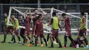 Para pemain Persija Jakarta menggotong gawang saat latihan di Lapangan ABC, Jakarta, Jumat (30/3/2018). Latihan ini persiapan jelang laga Liga 1 melawan Arema FC. (Bola.com/Vitalis Yogi Trisna)