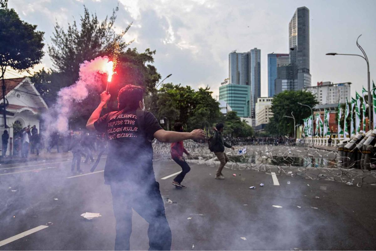 FOTO: Tolak UU TNI, Mahasiswa Lempar Bom Molotov ke Polisi
