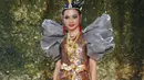 Andien Aisyah mengisi panggung Gala Dinner KTT G20 bersama Yuni Shara dan Iga Mawarni. Ia tampil dengan balutan dress batik berwarna ungu metalik dengan detail lengan balon yang apik. Melengkapi penampilannya, Andien mengenakan headpiece jambul kuning karya Rinaldy A. Yunardi. [instagram/rinaldyyunardi]