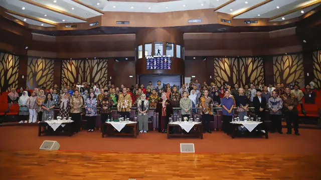 UI GreenCityMetric memberikan penghargaan kepada Kabupaten Trenggalek sebagai peserta baru terbaik dalam pemeringkatan UI GreenCityMetric. (Foto: Kominfo Trenggalek)