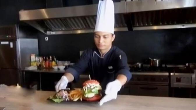 menyantap lezatnya burger monster
