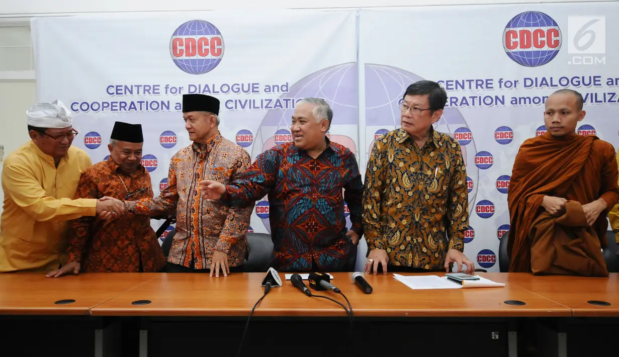 Presidium IRC, Din Syamsuddin (keempat kiri) bersama tokoh lintas agama usai membacakan pernyataan sikap di Jakarta, Kamis (7/9). Mereka menilai kekerasan atas etnis Rohingya sebagai pelanggaran HAM berat. (Liputan6.com/Helmi Fithriansyah)