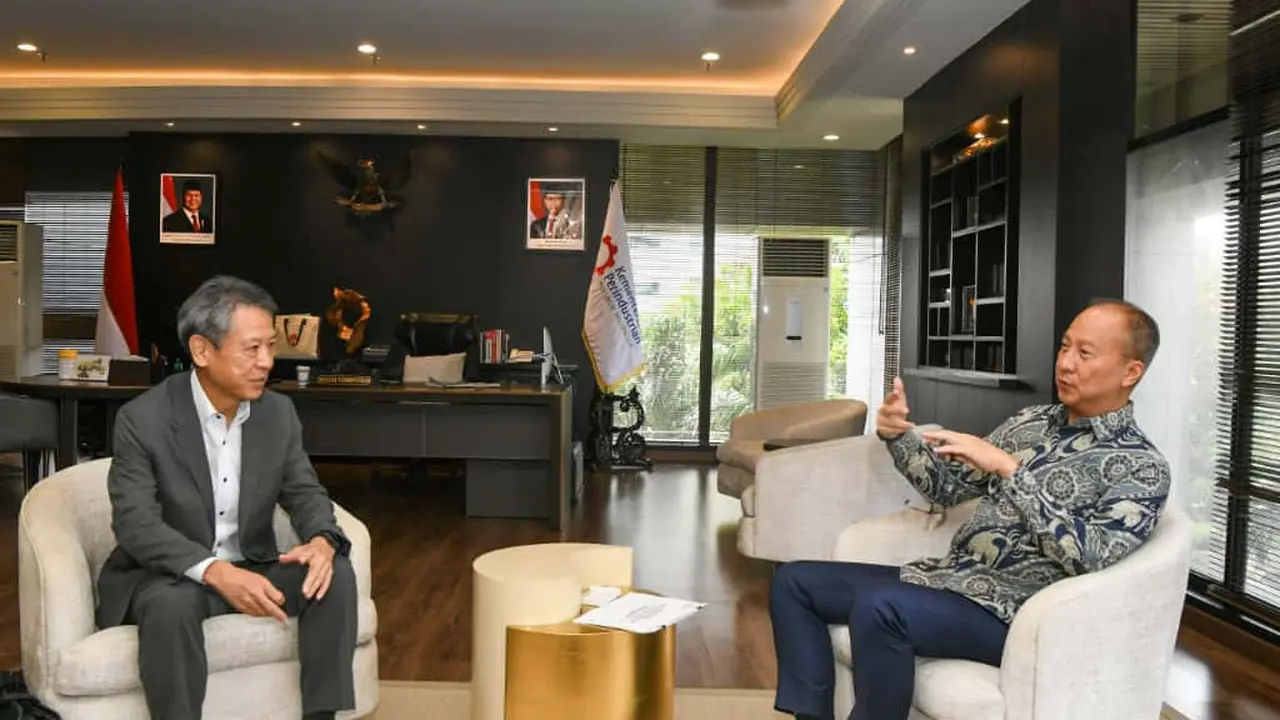 Menteri Perindustrian Agus Gumiwang Kartasasmita berbincang dengan President of AGC Chemicals Company, Tatsuo Momii saat melakukan pertemuan di Jakarta, Rabu, 22 Oktober 2025. (Foto: Kemenperin)