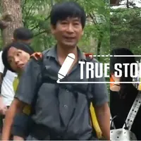 Seorang suami ingin istrinya yang lumpuh tetap melihat dunia yang luas dan indah, ia pun menggendong sang istri di punggungnya lalu membawanya menjelajah ke mana-mana, termasuk ke gunung. (Foto via: Pear Video)