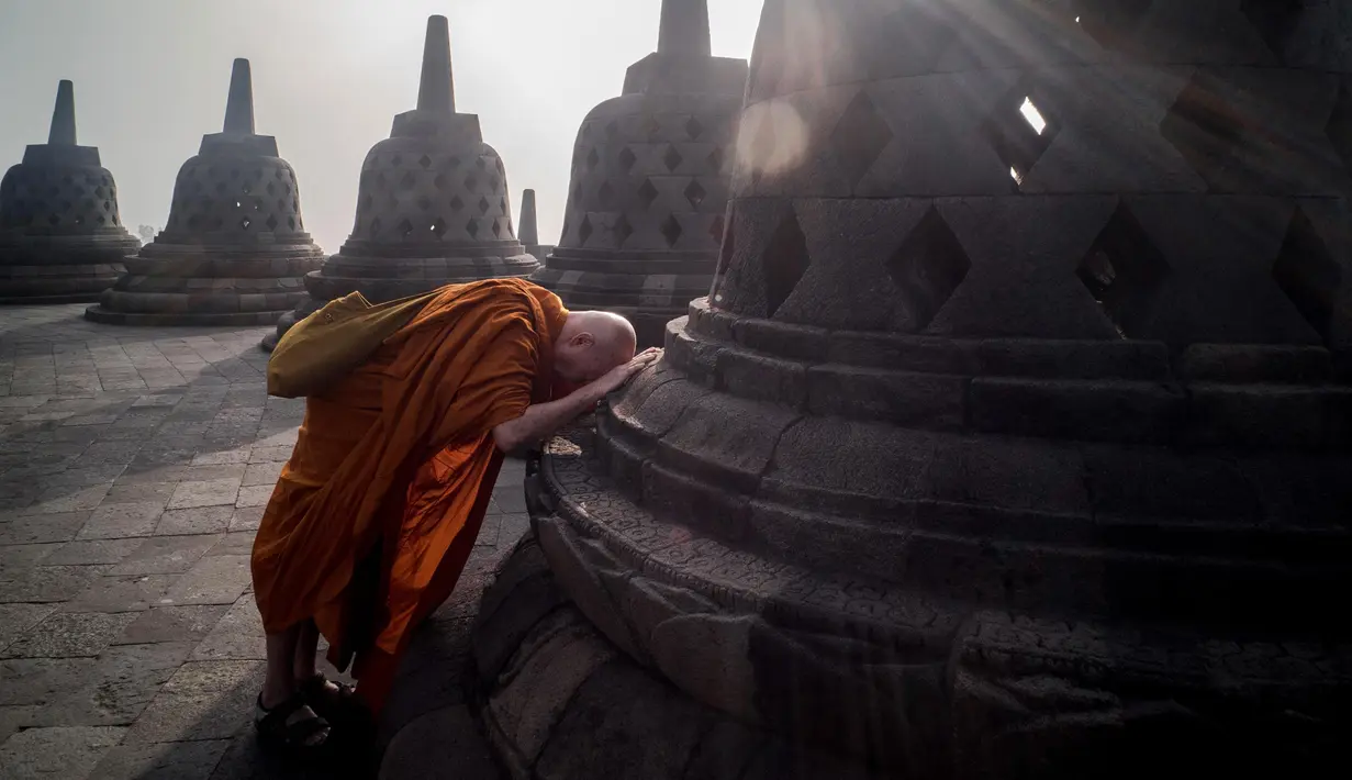 Seorang biksu memanjatkan doa saat berziarah ke Candi Borobudur, Magelang, Jawa Tengah, Sabtu (18/52019). Ziarah yang diikuti oleh para biksu dan umat Buddha tersebut untuk merefleksikan ajaran Sang Buddha serta menyambut Waisak 2563 BE/2019. (OKA HAMIED/AFP)