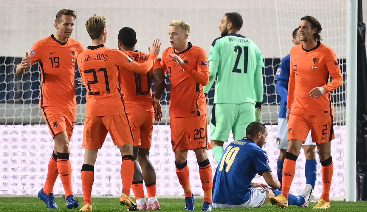 Pemain Belanda merayakan gol yang dicetak Donny Van de Beek ke gawang Italia pada laga lanjutan UEFA Nations League di Atleti Azzurri d'Italia Stadium, Kamis (15/10/2020) dini hari WIB. Italia imbang 1-1 atas Belanda. (AFP/Marco Bertorello)