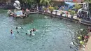Suasana di kolam renang Umbul Ponggok, Desa Polanharjo, Klaten, Jawa Tengah, Minggu (30/9). Umbul Ponggok menjadi destinasi baru bagi traveler yang senang melakukan wisata swafoto. (Liputan6.com/Gholib)