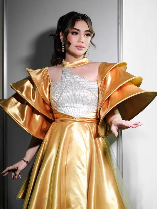 Sekedar informasi, Celine Evangelista dan Stefan William resmi cerai pada tahun 2021 lalu. Dalam sidang putusan tersebut, majelis hakim memutuskan Stefan William wajib memberikan nafkah sebesar Rp 30 juta per bulan. [Instagram/celine_evangelista]