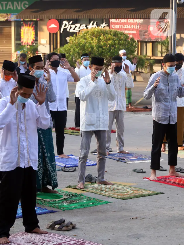 FOTO: Masjid di Tangerang Gelar Salat Idul Adha dengan Protokol Kesehatan Ketat