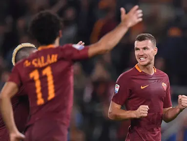 Pemain AS Roma, Edin Dzeko memimpin klasemen top skor Serie A setelah mencetak delapan gol dari sembilan kali penampilan. (REUTERS/Alberto Lingria)