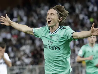 Gelandang Real Madrid, Luka Modric berselebrasi usai mencetak gol ke gawang Valencia pada pertandingan semifinal Piala Super Spanyol di stadion King Abdullah di Jiddah, Arab Saudi, Rabu, (8/1/2020). Madrid menang 3-1 atas Valencia. (AP Photo/Hassan Ammar)