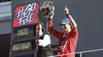 Pembalap Ducati Lenovo, Francesco Bagnaia merayakan kemenangannya di atas podium MotoGP Valencia 2022 di sirkuit Ricardo Tormo, Valencia, Minggu (6/11/2022). Pembalap Italia itu mengunci gelar di MotoGP Valencia 2022. (AP Photo/Alberto Saiz)