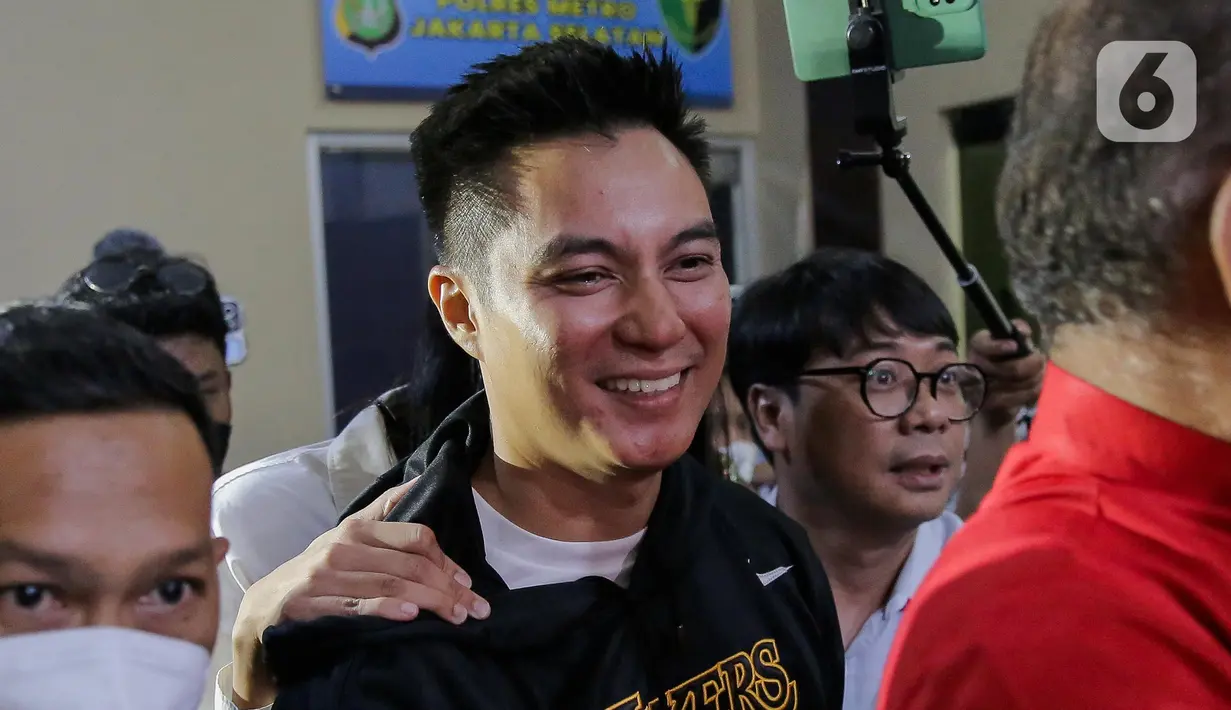 Baim Wong dan istrinya, Paula Verhoeven, memenuhi panggilan pemeriksaan di Polres Metro Jakarta Selatan, Kamis (13/10/2022). Selain soal laporan palsu, Baim dan istrinya, Paula diketahui juga dilaporkan pihak lain terkait pelanggaran UU Informasi dan Transaksi Elektronik (ITE). (Liputan6.com/Faizal Fanani)