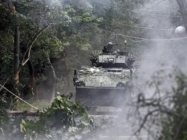 Tentara Taiwan mengoperasikan kendaraan lapis baja buatan dalam negeri CM-32 saat demonstrasi di sebuah pangkalan militer di Kaohsiung, Taiwan, 6 Januari 2022. Militer Taiwan menggelar latihan tempur darat, laut, dan udara di tengah ketegangan dengan China. (Sam Yeh/AFP)
