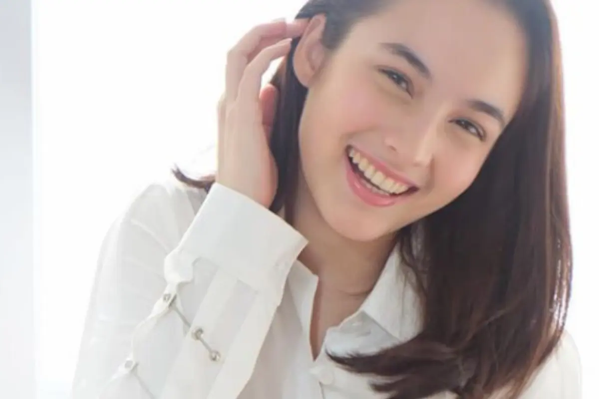 Selalu Terlihat Manis, Begini Polesan Makeup Chelsea Islan yang Simpel