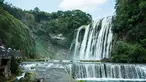 Para wisatawan mengunjungi lokasi wisata Air Terjun Huangguoshu di Anshun, Provinsi Guizhou, China barat daya, pada 16 Mei 2020. Air terjun Huangguoshu adalah salah satu air terjun terbesar yang ada di Negeri Tirai Bambu. (Xinhua/Tao Liang)